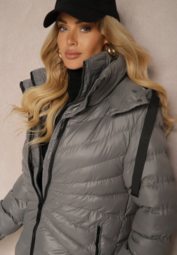 Renee - Ciemnoszara Zimowa Kurtka z Ukośnym Pikowaniem i Nieodpinanym Kapturem Siaritha. Okazja: na co dzień, na spacer. Kolor: szary. Materiał: jeans. Sezon: zima. Styl: elegancki, casual