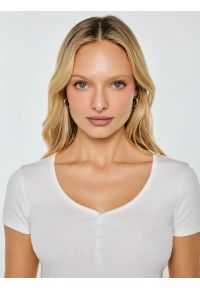 Big-Star - Koszulka damska slim w prążek biała Minsa 100. Kolor: biały. Materiał: prążkowany, dzianina, skóra. Wzór: prążki. Styl: klasyczny #3