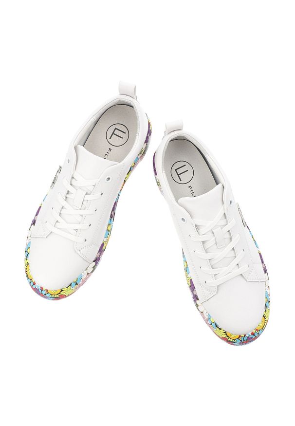 Sneakersy damskie Filippo, cholewka ze skóry naturalnej klasyczna niska forma z wiązaniem masywna platforma z dekoracyjnym wzorem wygodny miejski fas. Okazja: na co dzień. Zapięcie: sznurówki. Kolor: biały. Materiał: skóra. Szerokość cholewki: normalna. Wzór: kolorowy, kwiaty. Obcas: na platformie. Sport: turystyka piesza