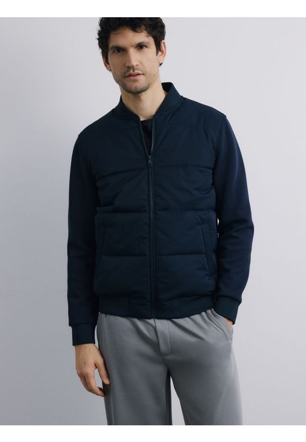 Reserved - Kurtka bomberka ze stójką - granatowy. Typ kołnierza: kołnierzyk stójkowy. Kolor: niebieski. Materiał: dzianina, bawełna