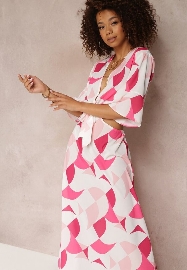 Renee - Różowa Kopertowa Sukienka Maxi z Rozkloszowanym Dołem i Wiązaniem Alylina. Kolor: różowy. Materiał: tkanina. Długość rękawa: krótki rękaw. Wzór: aplikacja. Sezon: wiosna, lato. Typ sukienki: kopertowe. Długość: maxi