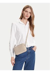 Calvin Klein Torebka Foil Logo Elongated Camera Bag LV04F3276G Beżowy. Kolor: beżowy. Materiał: skórzane #6