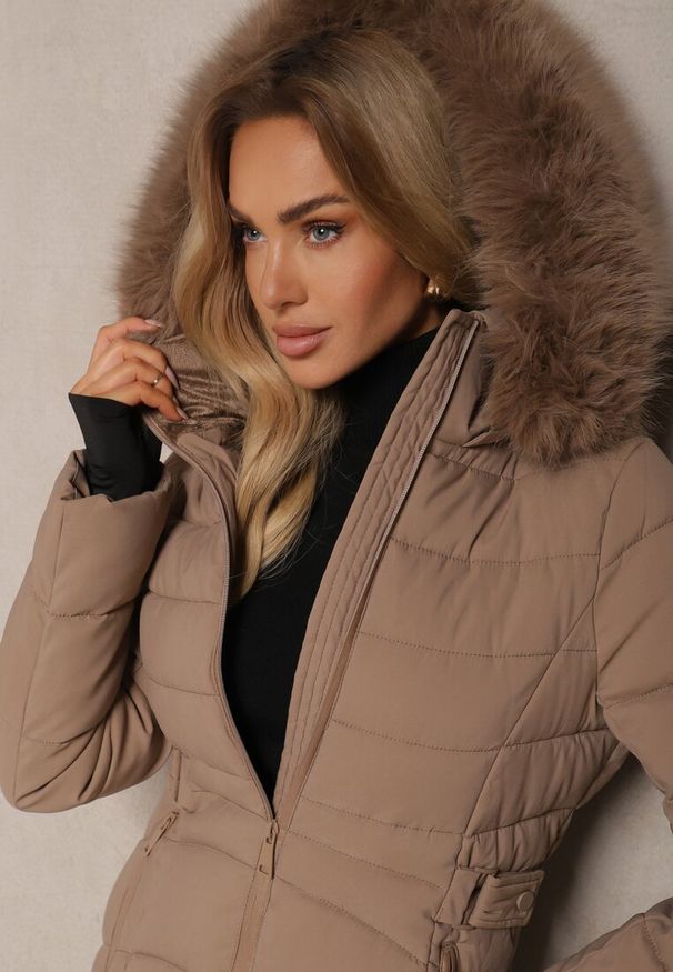 Renee - Ciemnobeżowa Pikowana Kurtka z Podszewką z Polarem i Kapturem z Futrzanym Obszyciem Eventina. Okazja: na co dzień. Kolor: beżowy. Materiał: polar, futro. Styl: elegancki, casual