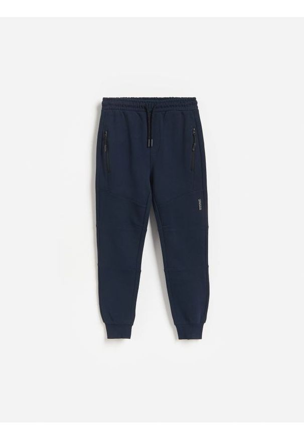 Reserved - Sportowe joggery - granatowy. Kolor: niebieski. Materiał: dresówka, bawełna, dzianina. Styl: sportowy