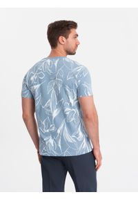 Ombre Clothing - Męski t-shirt fullprint w kontrastowe liście - błękitny V2 OM-TSFP-0180 - XXL. Okazja: na co dzień. Kolor: niebieski. Materiał: materiał, bawełna. Styl: casual #3