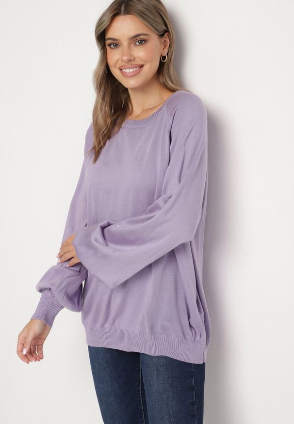 Born2be - Fioletowy Sweter o Kroju Oversize z Szerokimi Ściągaczami Nittia. Okazja: do pracy. Kolor: fioletowy. Styl: elegancki