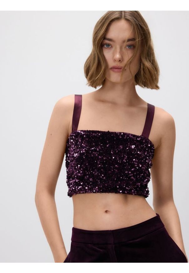 Reserved - Cekinowy top - ciemnofioletowy. Kolor: fioletowy. Materiał: dzianina