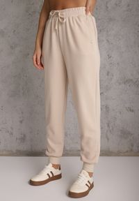 Renee - Beżowe Sportowe Spodnie Typu Jogger High Waist ze Ściągaczem w Talii Isirona. Okazja: na co dzień. Stan: podwyższony. Kolor: beżowy. Długość: krótkie. Styl: sportowy #8