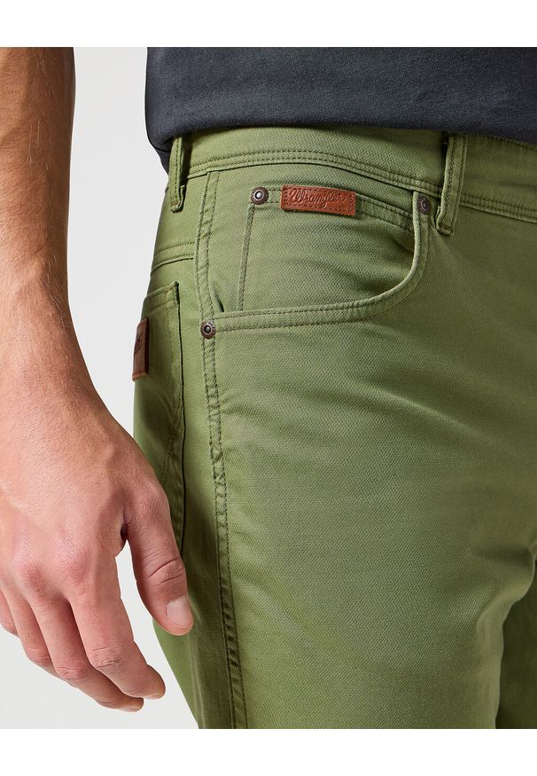 Wrangler - WRANGLER MĘSKIE SPODNIE MATERIAŁOWE TEXAS DUSTY OLIVE 112358215 W121018011