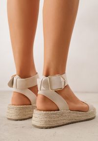 Born2be - Beżowe Sandały z Ozdobą Klamrą i Jutową Platformą Riseth. Okazja: na co dzień. Zapięcie: klamry. Kolor: beżowy. Wzór: aplikacja. Obcas: na platformie. Styl: casual, elegancki #4