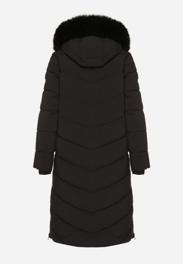 Born2be - Czarna Długa Kurtka z Pikowanymi Przeszyciami i Kapturem z Futerkiem Galella. Okazja: na co dzień. Kolor: czarny. Materiał: futro. Długość: długie. Styl: casual, klasyczny, elegancki