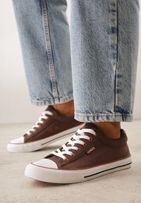 Born2be - Brązowe Klasyczne Trampki do Kostki z Lamówką przy Podeszwie Kasiope. Okazja: na co dzień. Kolor: brązowy. Materiał: jeans. Styl: klasyczny #1