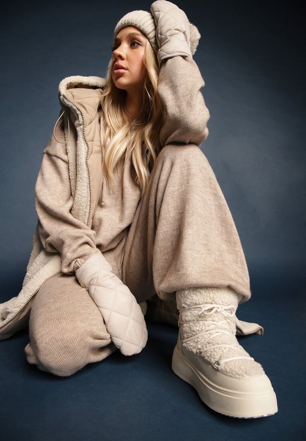 Renee - Beżowe Śniegowce Vices na Platformie ze Sznurowaniem i Futerkiem Nomicea. Kolor: beżowy. Materiał: futro. Szerokość cholewki: normalna. Sezon: zima. Obcas: na platformie