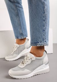 Renee - Białe Błyszczące Sneakersy na Koturnie z Siateczką i Skórzaną Wkładką Sarentha. Kolor: biały. Materiał: skóra. Obcas: na koturnie