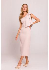 MOE - Elegancka sukienka ołówkowa na jedno ramię z kokardą j. beż. Okazja: na ślub cywilny, na imprezę, na wesele. Typ kołnierza: kokarda. Kolor: beżowy. Materiał: materiał, elastan. Typ sukienki: ołówkowe. Styl: elegancki. Długość: midi #1