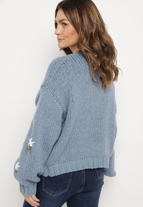 Born2be - Niebieski Kardigan w Kwiatowy Wzór Zapinany na Ozdobną Agrafkę Patinita. Okazja: na co dzień. Kolor: niebieski. Materiał: jeans. Długość: długie. Wzór: kwiaty. Styl: elegancki, casual