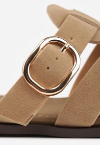 Renee - Ciemnobeżowe Klapki Gladiatorki z Ozdobną Sprzączką Lusanatia. Okazja: na co dzień. Kolor: beżowy. Styl: casual #7