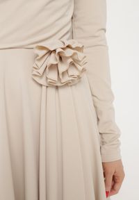 Born2be - Beżowa Asymetryczna Sukienka Koktajlowa z Odpinaną Kwiatową Broszką Grangerra. Kolor: beżowy. Wzór: kwiaty. Typ sukienki: asymetryczne. Styl: wizytowy #6