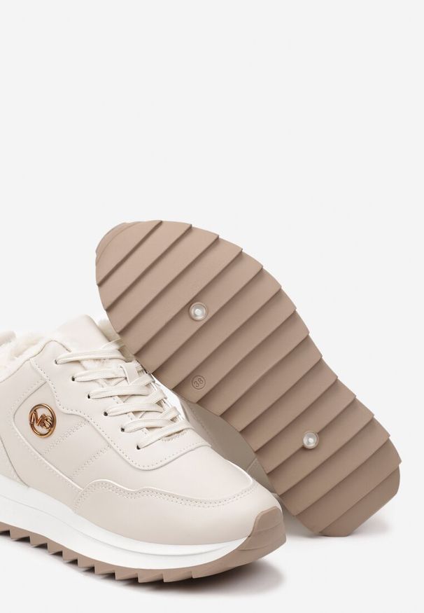 Renee - Beżowe Sneakersy Zdobione Metalową Aplikacją Ocieplane Futerkiem Fintoria. Okazja: na co dzień. Kolor: beżowy. Materiał: futro. Szerokość cholewki: normalna. Wzór: aplikacja. Obcas: na obcasie. Wysokość obcasa: niski