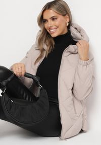 Born2be - Jasnobeżowa Pikowana Kurtka z Kapturem Rękawy Zakończone Gumką Liliaz. Okazja: do pracy, na spacer, na co dzień, na spotkanie biznesowe. Typ kołnierza: kaptur. Kolor: beżowy. Materiał: jeans. Styl: casual, elegancki, biznesowy #6