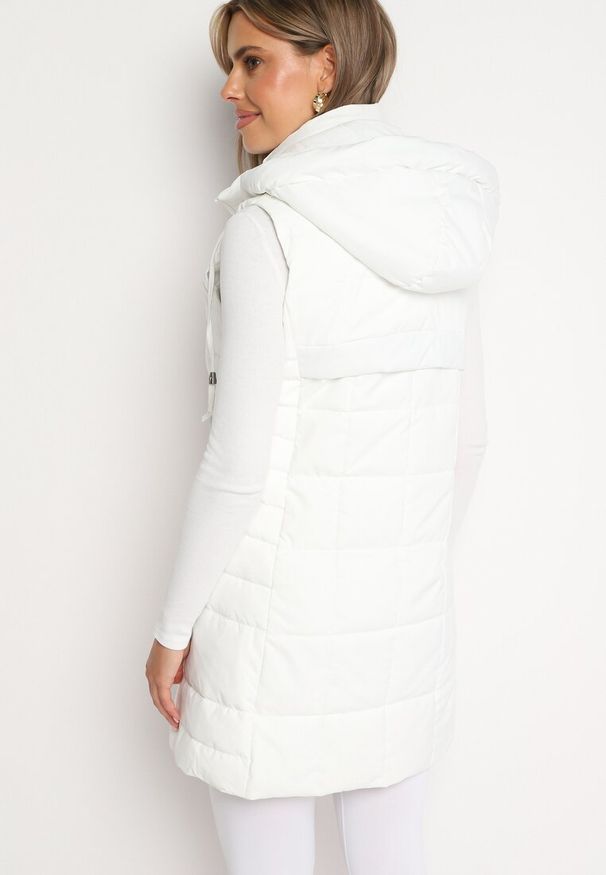 Born2be - Biała Pikowana Kamizelka z Odpinanym Kapturem i Kieszeniami na Suwak Anoria. Okazja: na co dzień. Kolor: biały. Materiał: jeans. Wzór: aplikacja. Styl: casual, klasyczny