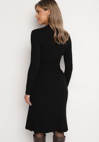 Born2be - Czarna Dopasowana Sukienka z Wiskozą z Prążkowanego Materiału Ściągana Troczkiem Eleavia. Okazja: na co dzień. Kolor: czarny. Materiał: prążkowany, wiskoza, materiał. Wzór: aplikacja. Styl: casual #4