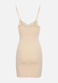 Born2be - Beżowa Sukienka o Dopasowanym Fasonie na Cienkich Ramiączkach z Lejącym Dekoltem Dociela. Okazja: na wesele, na randkę, na ślub cywilny. Kolor: beżowy. Długość rękawa: na ramiączkach. Styl: klasyczny #6