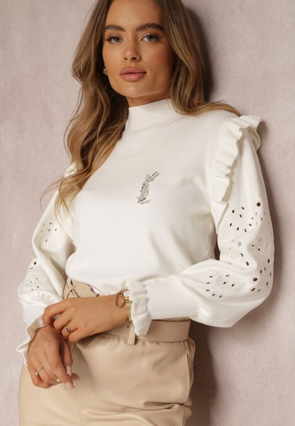 Renee - Biały Golf Ythenny. Typ kołnierza: golf. Kolor: biały. Materiał: jeans, dzianina. Długość rękawa: długi rękaw. Długość: długie. Wzór: haft, gładki, aplikacja. Styl: boho
