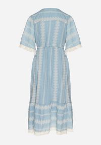 Born2be - Jasnoniebieska Bawełniana Sukienka Boho o Rozkloszowanym Kroju z Wiązaniem i Haftem Korithira. Okazja: na spacer, na co dzień. Typ kołnierza: dekolt w serek. Kolor: niebieski. Materiał: bawełna. Wzór: haft. Sezon: lato. Typ sukienki: rozkloszowane. Styl: boho #2