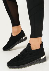 Born2be - Czarne Buty Sportowe z Siateczkową Cholewką z Metaliczną Wstawką Starlette. Nosek buta: okrągły. Zapięcie: bez zapięcia. Kolor: czarny. Materiał: tkanina. Szerokość cholewki: normalna. Wzór: aplikacja. Sezon: wiosna, lato. Obcas: na płaskiej podeszwie