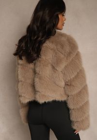 Renee - Ciemnobeżowa Futrzana Kurtka o Krótkim Kroju Zapinana na Haftki Alorith. Okazja: na co dzień. Kolor: beżowy. Materiał: futro. Długość: krótkie. Styl: casual, elegancki #3