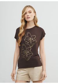 Ochnik - Brązowy T-shirt damski z kwiatowym printem. Kolor: brązowy. Materiał: materiał. Wzór: nadruk, kwiaty