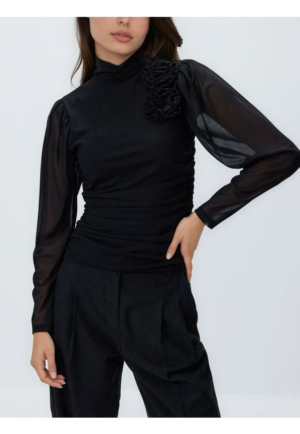 Reserved - Bluzka z kwiatową aplikacją - czarny. Kolor: czarny. Materiał: dzianina. Wzór: kwiaty, aplikacja