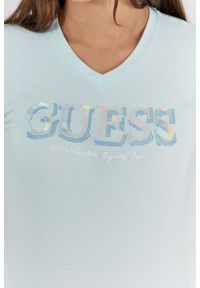 Guess - GUESS Błękitny t-shirt damski z metalicznym logo i cyrkoniami, Rozmiar XS. Typ kołnierza: dekolt w serek. Kolor: niebieski. Materiał: bawełna #4