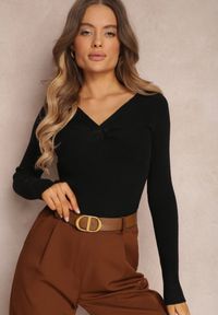 Renee - Czarny Prążkowany Sweter z Supełkiem Tarise. Kolor: czarny. Materiał: prążkowany #3