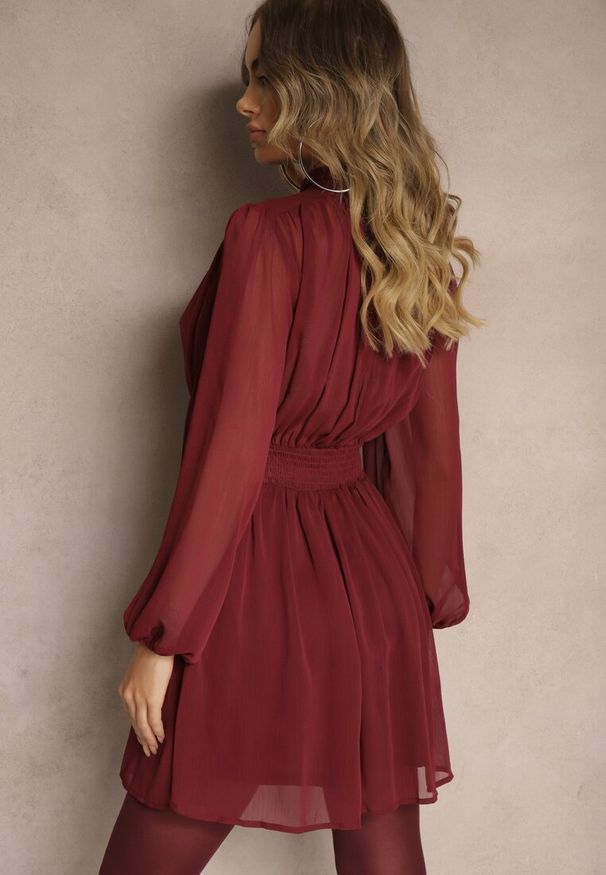 Renee - Bordowa Rozkloszowana Sukienka z Półprzeźroczystymi Wstawkami i Stójką Gelabine. Okazja: na spacer, na co dzień. Typ kołnierza: kołnierzyk stójkowy. Kolor: czerwony. Typ sukienki: proste, rozkloszowane. Styl: elegancki, casual
