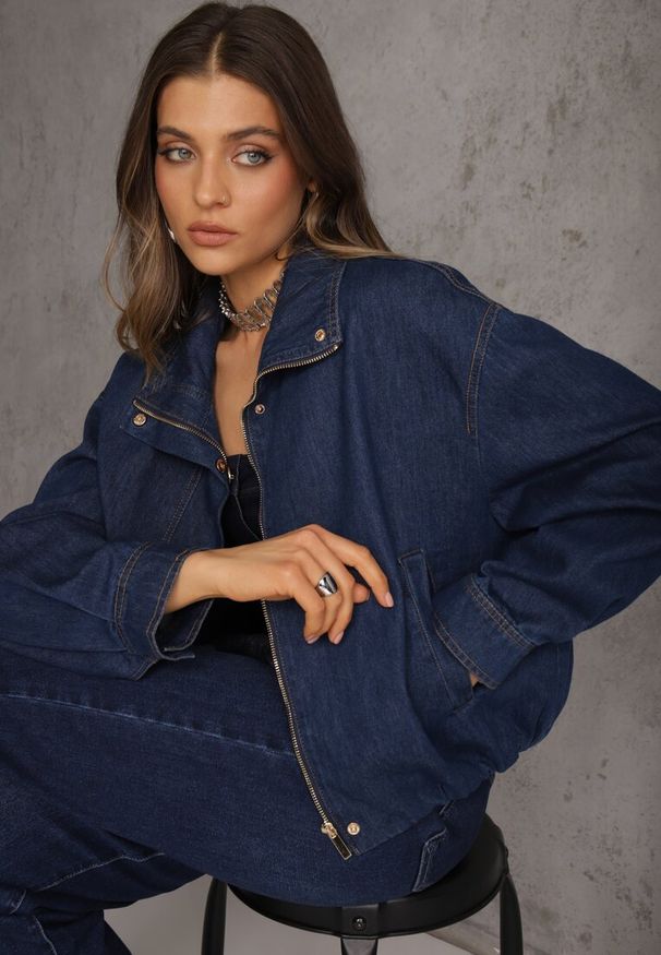 Renee - Niebieska Przejściowa Kurtka Jeansowa Balloon z Bawełny z Kołnierzykiem Abijena. Kolor: niebieski. Materiał: jeans, bawełna. Wzór: koronka. Styl: wizytowy, elegancki