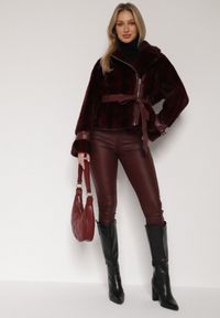Born2be - Bordowa Futrzana Kurtka z Paskiem z Imitacji Skóry i Ozdobnymi Sprzączkami Oryss. Okazja: na co dzień. Kolor: czerwony. Materiał: skóra, futro. Styl: casual #3