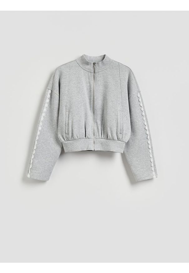 Reserved - Bluza z koronkowym zdobieniem - jasnoszary. Kolor: szary. Materiał: koronka. Wzór: aplikacja