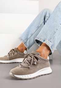 Born2be - Ciemnobeżowe Sneakersy z Naturalnego Zamszu ze Skórzaną Wkładką Dolittea. Okazja: na co dzień, na spacer. Kolor: beżowy. Materiał: zamsz, skóra. Wzór: aplikacja. Sport: turystyka piesza #4