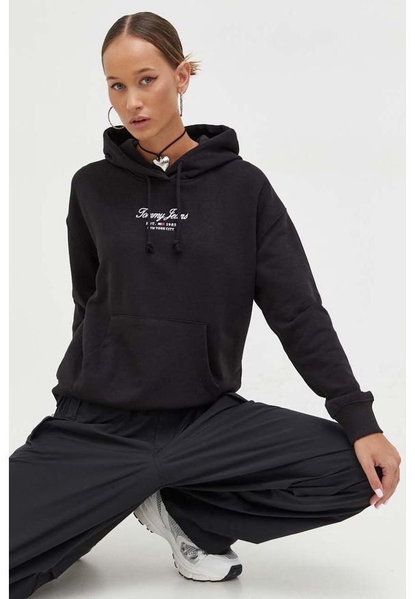Tommy Jeans bluza damska kolor czarny z kapturem z nadrukiem. Typ kołnierza: kaptur. Kolor: czarny. Wzór: nadruk