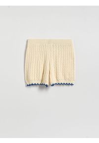 Reserved - Dzianinowe szorty - kremowy. Kolor: kremowy. Materiał: dzianina #1