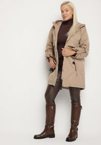 Born2be - Beżowa Kurtka Typu Parka z Kapturem i Podpinanymi Rękawami Falunea. Okazja: na co dzień, na spacer. Typ kołnierza: kaptur. Kolekcja: plus size. Kolor: brązowy. Materiał: jeans. Styl: klasyczny, sportowy, casual, elegancki #6