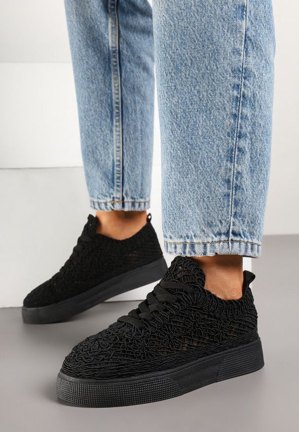 Renee - Czarne Sneakersy z Ażurowej Koronki na Grubej Podeszwie Nanessia. Okazja: na co dzień. Kolor: czarny. Materiał: koronka. Wzór: ażurowy, koronka