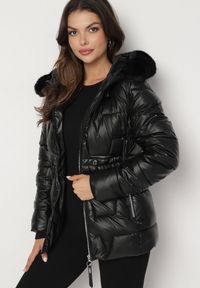 Born2be - Czarna Pikowana Kurtka z Kapturem z Futerkiem Flavara. Typ kołnierza: kaptur. Kolor: czarny. Materiał: futro #2