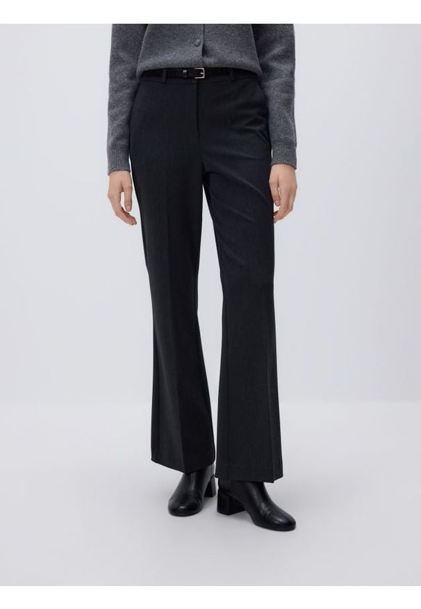 Reserved - Spodnie flare z paskiem - jasnoszary. Kolor: szary. Materiał: wiskoza, tkanina