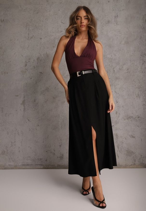 Renee - Czarna Rozkloszowana Spódnica z Wiskozy Zdobiona Rozcięciem i Paskiem Urilia. Okazja: na co dzień, na randkę. Kolor: czarny. Materiał: wiskoza. Wzór: aplikacja. Styl: casual, elegancki