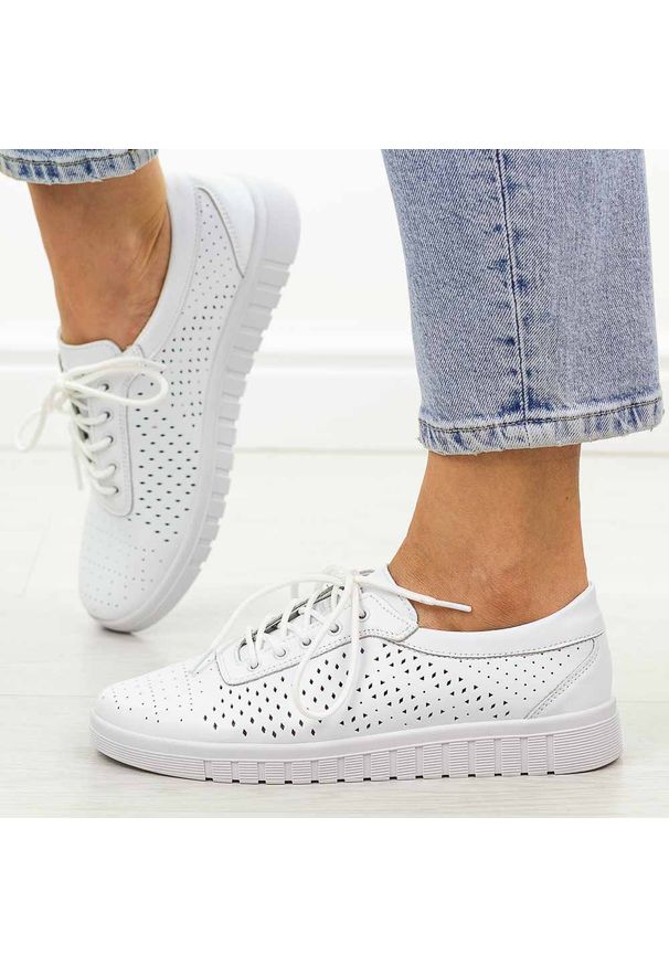 Białe ażurowe skórzane półbuty damskie American Club Rl155. Okazja: na spacer, na co dzień, na spotkanie biznesowe, do pracy. Kolor: biały. Materiał: skóra. Szerokość cholewki: normalna. Wzór: ażurowy. Sezon: wiosna, lato. Styl: casual, biznesowy, elegancki, klasyczny