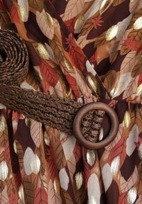 Renee - Brązowa Sukienka Bancroft z Błyszczącym Nadrukiem. Okazja: na co dzień. Kolor: brązowy. Wzór: nadruk. Sezon: wiosna. Styl: casual #6