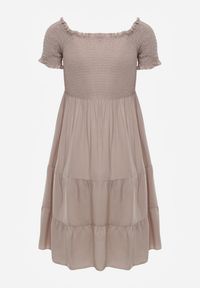 Renee - Jasnobeżowa Letnia Sukienka z Bawełny o Fasonie Hiszpanki z Rozkloszowanymi Falbanami Lorania. Okazja: na co dzień. Typ kołnierza: dekolt hiszpanka. Kolor: beżowy. Materiał: bawełna. Wzór: aplikacja. Sezon: lato. Styl: casual, elegancki #4